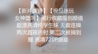 同学来家里跟我睡玩拉拉小游戏，亲着小嘴很软很甜，她舔的奶头好痒，跟狼友互动撩骚，双指抠进了骚逼好刺激