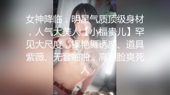 颜值不错甜美妹子和胖子炮友互玩，网袜粉绳乳夹跳蛋塞逼自慰，给炮友口交非常诱人