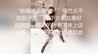 【新片速遞 】老熟女真的好会玩，黄瓜自慰，沾逼水吃瓜❤️好有滋味，吃饱了再由炮机送上高潮！