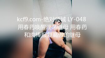 现在的夫妻真会玩，厨房里拍小视频逗逗妻子的胸奶奶，白天带媳妇出去遛弯，尿急就蹲下来尿尿！