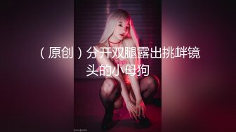 商场女厕全景偷拍牛仔短裙靓妹 光顾着玩手机大黑穴随便拍 一点警觉都没有