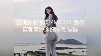 长发独居美少妇娇小身材，手指抠逼掰穴特写道具自慰插穴