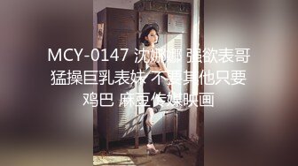 大奶熟女阿姨 啊啊 不要 不能叫隔壁门听到 老绿帽叫来两个哥们在家伺候老婆 让无套内射