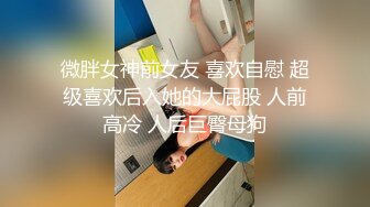 舔她的阴户直到她射精，特写阴部舔