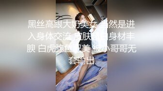 掰开小穴玩弄最后射脚上