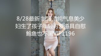 两男一女车上轮流爆草美乳萌妹,被后入一直爆粗口,翹屁股配合