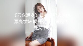 反差女神「Adeless2」日常乖乖女神也有反差的时候，一个人已经满足不了这个骚货了！