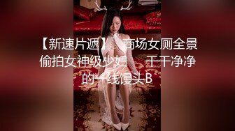 金发小妞躺着享受被鸡巴射一脸