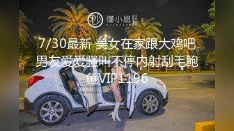 草莓 光明正大的偷情 老公还在就跟老情人在客厅干了起来