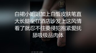 巨臀妈妈在厨房干家务，鸡儿梆硬儿子过来，撩起裙子想要来一发，屁股上磨蹭，抬腿抽插骚穴