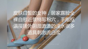 你的放荡女孩在这里，出去玩之前让我们来一次假阳具自慰吧