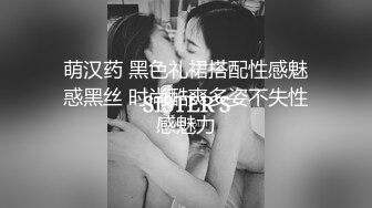 会勾人的小妖精，黑丝高跟诱惑，撩骚互动狼友淫声荡语不断，揉奶玩逼舔弄假鸡巴，道具抽插自己抠，呻吟可射