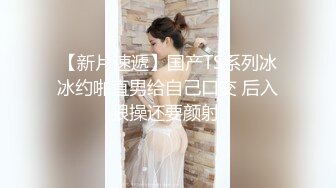  蒙面小哥双飞两个极品大奶子少妇，露脸交大鸡巴主动上位闺蜜在旁拿道具玩弄骚穴和菊花