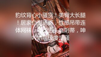 《家_庭摄像秘_破解泄_密》民宅黑客入侵真实偸_拍寂寞白嫩贵妇客厅看片自摸疯狂小姐姐一字马手指当屌坐插看点十足