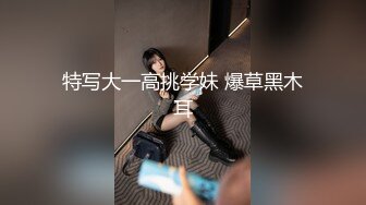 女学生在被占用的厕所前尿尿 (2)