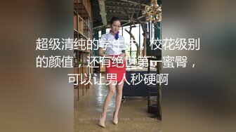 我在厕所洗澡然后出来就看见骚妻在给单男舔鸡巴了