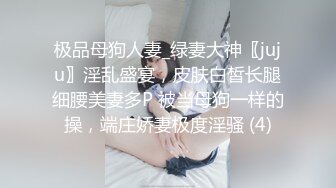 美丽的金发女郎亚历克西斯骑上她选择的交通工具去欧洲观光时看起来很性感。城里的任何其他游客可能会忽略这