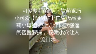 邪恶的房东暗藏摄像头偷拍白白嫩嫩的美女白领洗澡换衣服