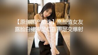 巨乳少妇穿黑色开档丝袜被年轻小伙后入