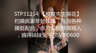 逼毛很多的美女少妇诱惑狼友，听狼友指挥脱光了玩弄骚穴，道具抽插骚逼，让大哥玩弄骚奶子，撅着屁股玩骚逼