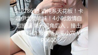 尾随妹子进女厕偷窥为了拍脸被眼镜美女发现了仔细观摩好一会儿，幸好没有喊人！