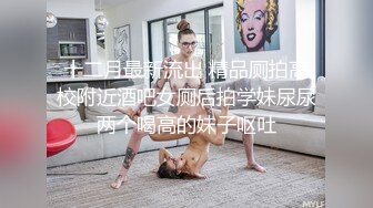 抄底大屁股骚逼老师拉屎，屁眼上都是粘的屎