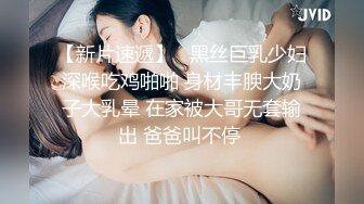 萌萌的纯情小妹，全程露脸镜头前直播赚外快，跟狼友撩骚互动，超级可爱，玩弄假鸡巴抽插小嫩穴