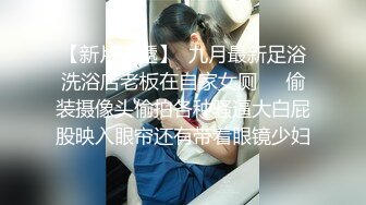 红裙眼镜熟女 扣穴吸吮奶子 穿上情趣肚兜 翘大屁股舔屌