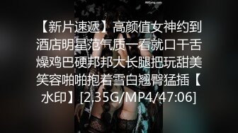 黑丝高跟伪娘 穿成这样在车库电梯口本身就是很涩情的事情 母狗居然还掰开屁穴对着门口做色色事