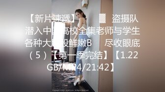 出租屋中露脸后入带着眼镜的女友，无套操逼有特写