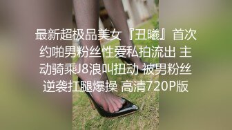 躲在厕所偷偷抽烟的美少妇