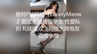 漂亮的美女每次尿尿前都要自摸一下❤️尿完要用，花洒冲洗B