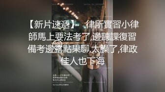   短发清纯系美女3P双男全身纹身小哥，按着双腿抽插无套内射，中场休息再来一炮，扶着屁股后入爆插