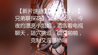 拳交女孩全程露脸颜值不错玩的好嗨，性感无毛逼大号假鸡巴，口交爆菊拳交蹂躏骚穴，高潮不断尿尿给狼友看