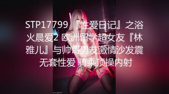 颜值不错的风骚女模特，大辫子漏出骚奶子诱惑狼友跟两位大哥激情3P