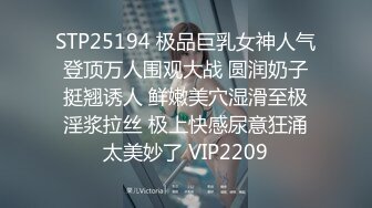 美女上司用命令的语气让下属舔美腿揉捏奶子，看着那诱人黑丝制服肉体欢快吸允操