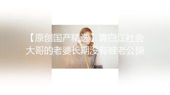 抄底跟小孩买零食的漂亮大姐 蓝色小花内内紧紧包裹大屁屁好性感