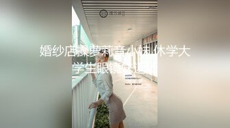 悍妇当街暴打偷手机无内女贼,众人围观看逼逼