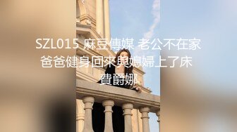 嘘嘘到一半，发出怪声吓美女