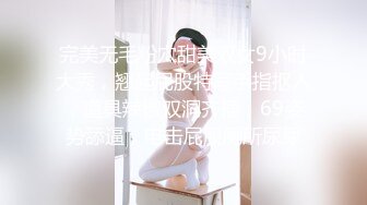 ❤️❤️奇怪妆容18嫩妹，微毛粉嫩小穴，纹身男吸奶操逼，两个好友旁边观战，趴在旁边玩嫩穴