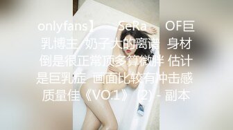 大屁股白皙美乳骚女道具双管齐下，假屌骑乘套弄掰穴出白浆，边插边用按摩器震动阴蒂，粉穴特写看着非常诱人