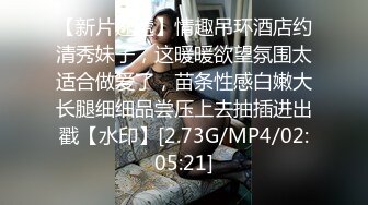 大奶骚妹夜晚驾车和炮友户外车震，摇下车窗掏出奶子呻吟，路边退下衣服深喉口交，后座骑乘猛操回家再继续操