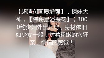 充满诱惑的少妇，黑丝高跟大奶子超级诱人，居家诱惑漏出大奶子夹着AV棒，尿尿自慰道具插逼诱惑的呻吟