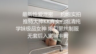 丝袜高跟露脸极品母狗的诱惑，跟狼友撩骚互动听指挥，揉奶玩逼口交大鸡巴，让大哥无套爆草，浪叫不止射好多