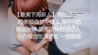 丰满的小妞奶子都要掉到屏幕上了