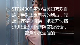   中年大叔忽悠美女顾客做特殊服务，全身按摩撩骚忽悠顾客揉奶玩逼，按摩床上爆草抽插