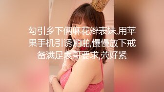 纹身美女的狂野表演：沙发上的激烈对决，床上的极致享受