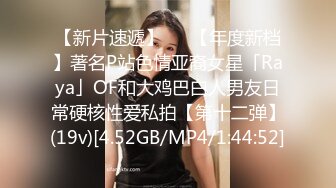 邪恶的房东暗藏摄像头偷拍身材不错的美女洗澡