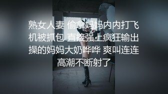 强行把漂亮女友按在床上插B，看她享受的样忍不住拍了下来