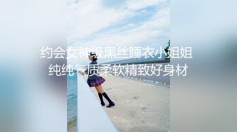 韵味十足端庄妹子白色吊带睡衣，特写私处掰穴自慰水水不少